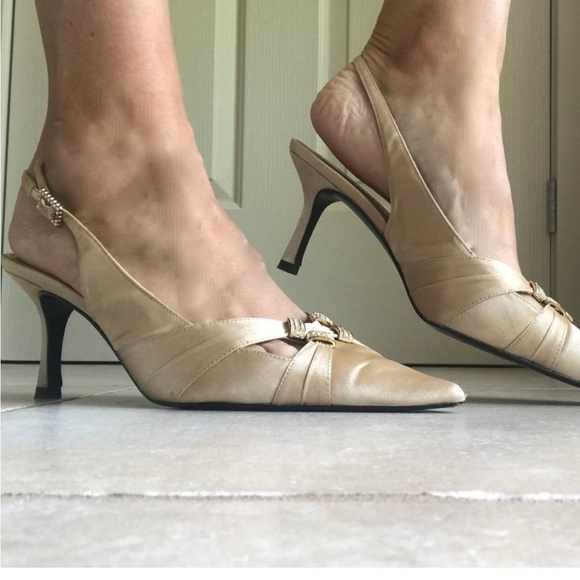 A. MARINELLI Special Effects Cream Gold Satin Kitten Heel Pump 8.5 EUC - Picture 5 of 14